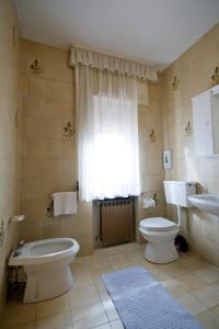 蒙蒂奥韦特拿破仑酒店的一间带卫生间和水槽的浴室