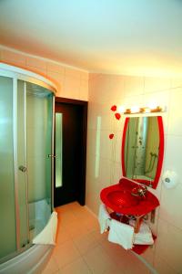 北马马亚-讷沃达里Pension Siera的一间带红色水槽和淋浴的浴室