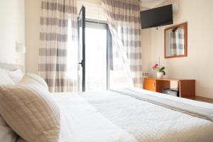 阿巴迪亚圣萨尔瓦托雷法布里尼酒店的卧室配有白色的床和窗户。