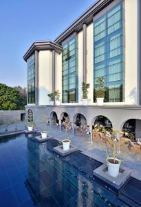 班加罗尔班加罗尔丽笙酒店的一座带游泳池和大楼的酒店
