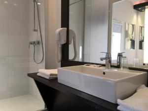 Yvrac波尔多东卡迪尼亚酒店的浴室设有白色水槽和镜子