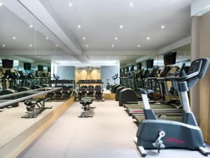 香港99号宝恒酒店的健身房设有跑步机和椭圆机