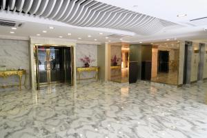 香港最佳盛品酒店尖沙咀（贝斯特韦斯特酒店）的大堂设有大理石地板和金色墙壁