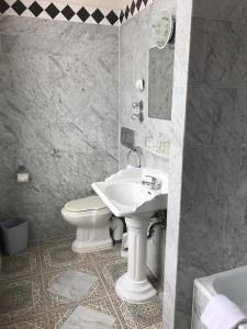 科隆杜姆欧罗巴斯赫尔霍夫酒店的浴室配有白色水槽和卫生间。