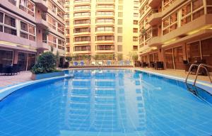 开罗皮拉米萨中心公寓的大楼中央的大型游泳池
