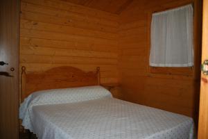 麦地那西多尼亚Bungalows y Glamping Medina Sidonia的小木屋内一间卧室,配有一张床