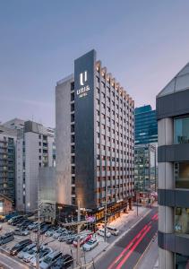 首尔Hotel Uri&的停车场上带有标志的大型建筑