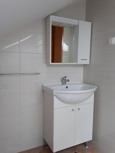 宁Apartment Tea的白色的浴室设有水槽和镜子