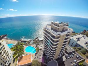 丰沙尔杜阿斯托雷斯酒店的靠近大海的高楼空中景观