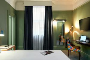 布里斯托莫库尔布里斯托尔格兰德酒店的配有一张床、一张书桌和一扇窗户的酒店客房