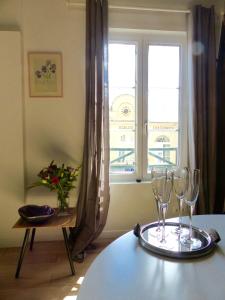 拉罗什基永La Cachette de la Roche-Guyon的桌子上带酒杯的桌子和窗户