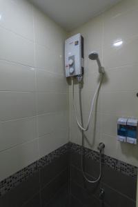 曼谷Q空间酒店的带淋浴的浴室