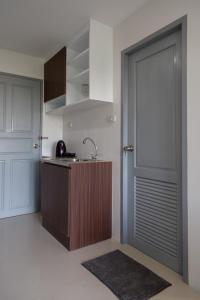 曼谷Q空间酒店的厨房设有门、水槽和柜台