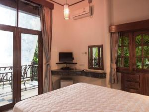 7 Bedroom Seafront Villa Phanghan SDV232-By Samui Dream Villas的电视和/或娱乐中心