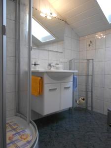 奥布施泰希豪斯特尔纳酒店的白色的浴室设有水槽和淋浴。