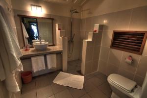 阿姆巴托洛阿卡Hotel Gerard et Francine的一间带水槽和卫生间的浴室