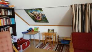 Östra ÖjeÖje Vandrarhem & Turistgård的儿童间,配有一张桌子和两把椅子