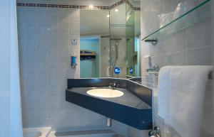 沃尔索尔快捷假日沃尔萨尔M6高速公路10号岔口酒店的一间带水槽和镜子的浴室