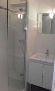 基伯龙Residence Front De Mer的带淋浴和盥洗盆的白色浴室