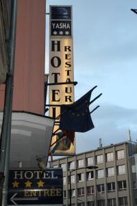 卢森堡亚夏酒店的建筑一侧的酒店标志
