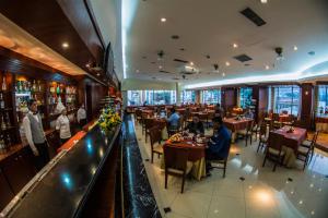 安巴托安帕拉多酒店的一间有座位的餐厅和一间酒吧