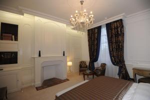 蓬托尔松Hôtel Victor Hugo的一间卧室配有一张床和一个壁炉
