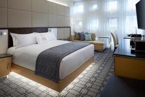 蒙特利尔芒特斯蒂芬酒店的酒店客房设有一张大床和一张沙发。