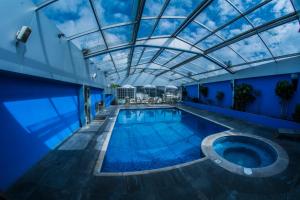 安巴托安帕拉多酒店的一个带玻璃天花板的室内游泳池
