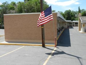 里弗顿Paintbrush Motel的停车场杆上的美国国旗