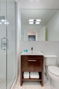 纽约东乡村酒店的一间带水槽、卫生间和淋浴的浴室