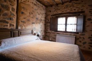 罗夫莱迪略德加塔Molino del Medio的一间带床的卧室,位于带窗户的房间内