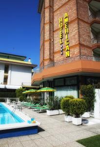 利多迪耶索罗美式酒店的大楼前设有游泳池的酒店