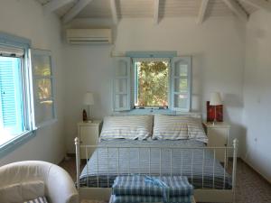 菲尼孔塔Lemon Tree Cottage的一间卧室设有一张床和两个窗户。