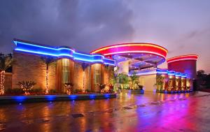 竹山丽堡休闲精品汽车旅馆的蓝色和红色以及蓝色的灯光