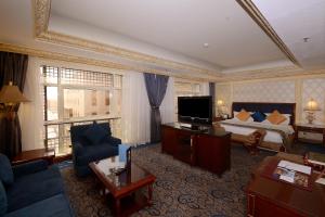 麦地那奥罗达皇家酒店的酒店客房,配有床和电视