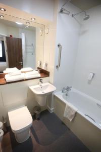 圣亚萨Talardy, St Asaph by Marston’s Inns的浴室配有盥洗盆、卫生间和浴缸。
