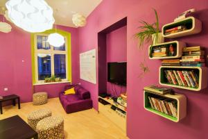 弗罗茨瓦夫格兰帕青年旅馆的客厅设有紫色墙壁