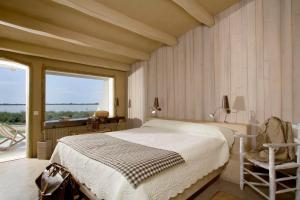 圣马迪拉莫洛奇圣海伦旅馆的卧室配有床、椅子和窗户。