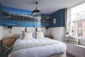 福伊Havener's的卧室配有白色大床和蓝色的墙壁