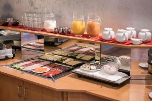 瓦伦Hotel Zur Sonne的自助菜谱,包括寿司和其他食品及饮料