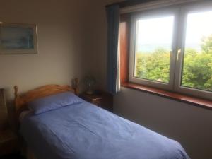 彼得黑德Invernettie guesthouse的一间卧室设有一张床和一个窗口