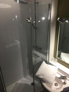 贝莱甜蜜的家酒店的水槽旁的玻璃门淋浴