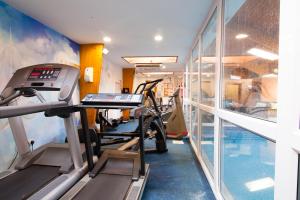 彼索普斯托福猎人相约酒店的一个带跑步机和游泳池的健身房