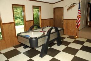 Fair PlayCarolina Landing Camping Resort Two-Bedroom Cabin 1的带有国旗的房间的按摩浴缸