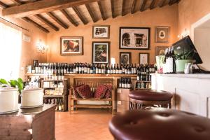 巴斯蒂亚乌姆布拉Favorita Food&Wine Resort的一间装满大量葡萄酒的房间
