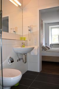 克罗夫温可维斯塔特酒店的一间带水槽和卫生间的浴室