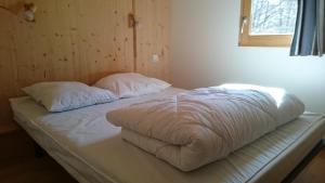 拉布雷斯camping du haut des bluches的一张床上有两个枕头的房间