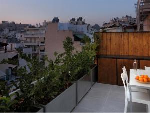 雅典雅典景致阁楼 - 01公寓的阳台配有橙子桌子
