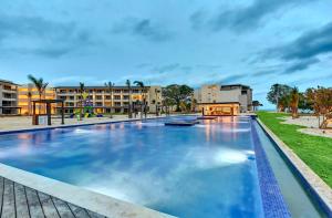 尼格瑞尔Royalton Negril, An Autograph Collection All-Inclusive Resort的一座大型游泳池,其建筑背景为: