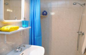 圣港16 Porto Santo Apartments的带淋浴、卫生间和盥洗盆的浴室